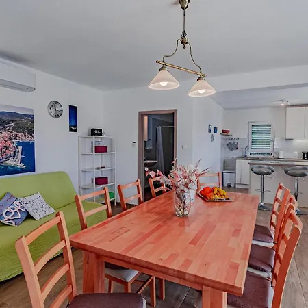Three-bedroom In Nova Nyaraló