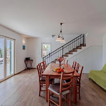 Three-bedroom In Nova Prázdninový dům