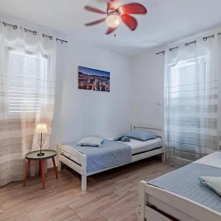 Three-bedroom In Nova Semesterbostad