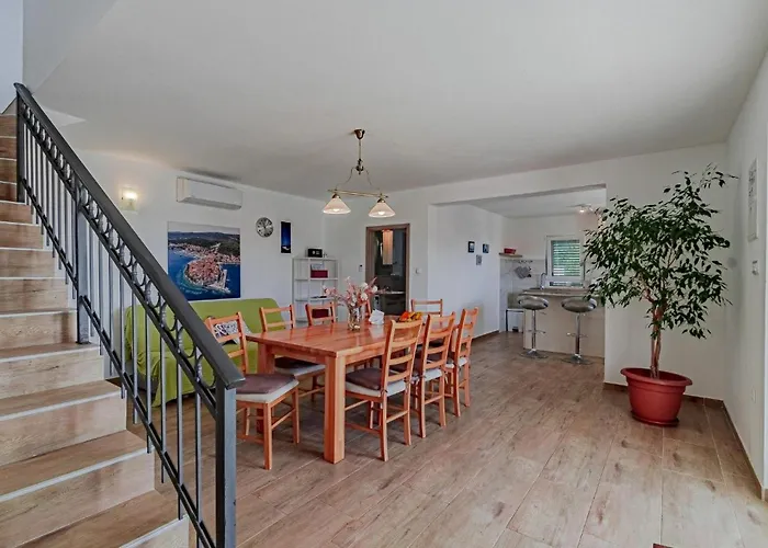 Three-bedroom In Nova Vela Luka
