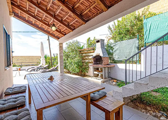 Three-bedroom In Nova Vela Luka