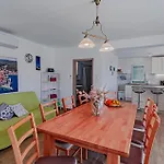 Three-bedroom In Nova Prázdninový dům
