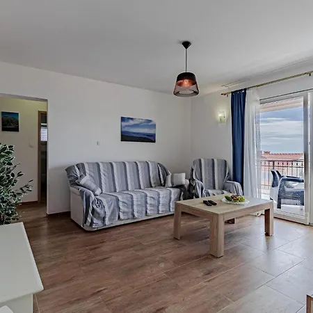 Three-bedroom In Nova Hébergement de vacances Potirna