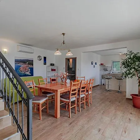 Three-bedroom In Nova Potirna