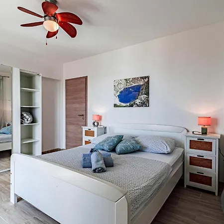 Hébergement de vacances Three-bedroom In Nova Potirna