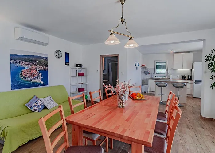 Three-bedroom In Nova Ferienhaus